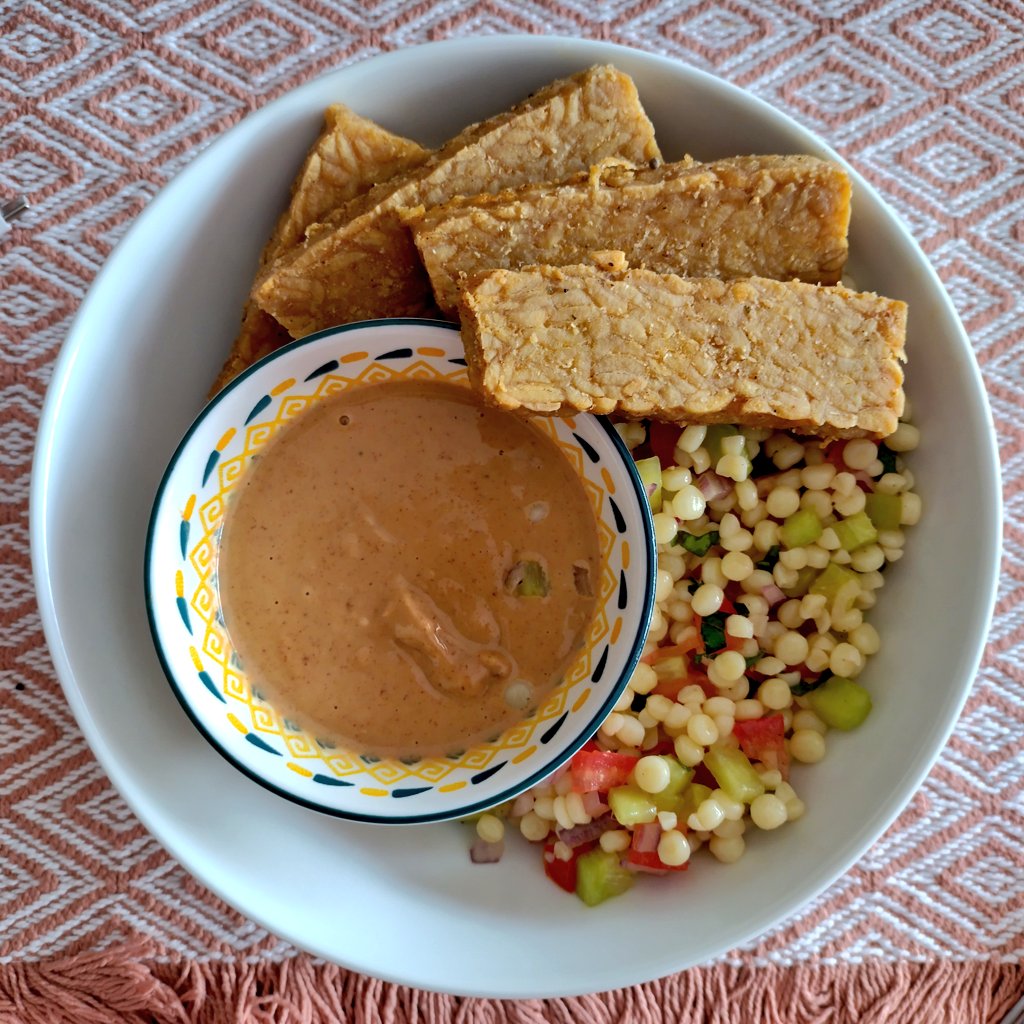 AnulasKitchen's tweet image. Last night's dinner: pearl couscous salad, crispy fried tempeh &amp;amp; spicy peanut butter sauce 👌🏻😋 Nothing fancy, but simple &amp;amp; delicious! 🤤 
#vegan #plantbased #wfpb #veganfood #dinner #tempeh