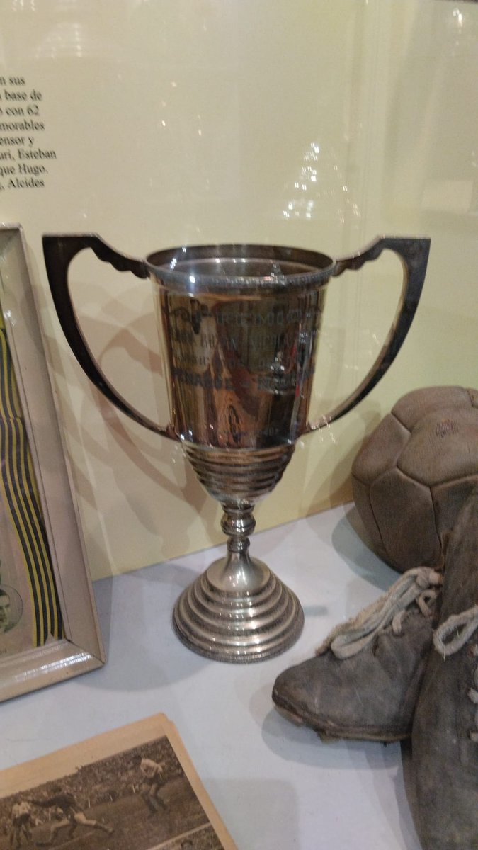 🗓️#UnDíaComoHoy de 1949, <a href="/OficialCAP/">PEÑAROL</a> venció 2-0 a Nacional por el Cto Uruguayo

🏟️Centenario

⚽Alcides Ghiggia
⚽Ernesto Vidal

⭐Se jugaron solo 45' porque los tricolores no se presentaron para el 2do tiempo para evitar una histórica y quedó apodado y conocido como "La Fuga"