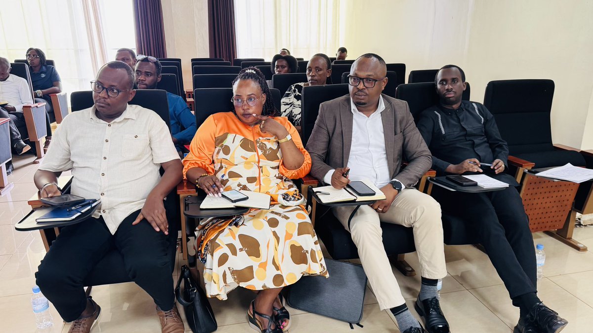 Mu cyumba cy’Inama cy’Akarere hateraniye Inama y’Inteko Rusange y’Abafatanyabikorwa b’Akarere mu Iterambere (JADF). Muri iyi nama hagaragajwe bimwe mu bikorwa byari mu mihigo y’Akarere byagizwemo uruhare n’abafatanyabikorwa b’Akarere, banerekwa imihigo y’Akarere ya 2025/2026.