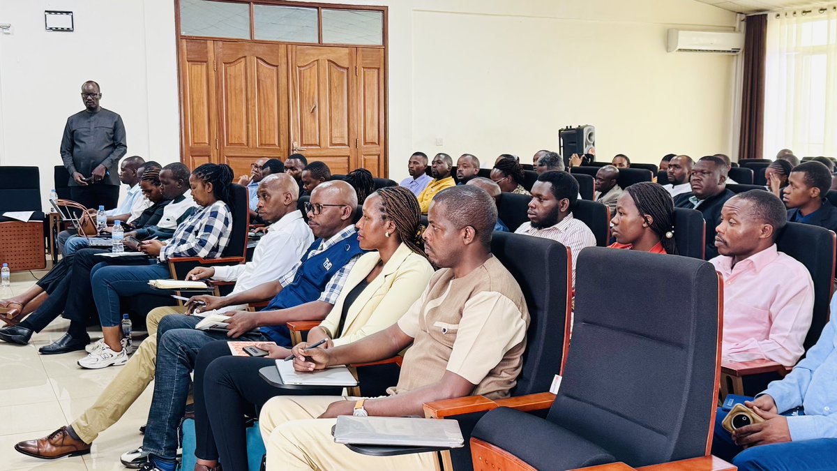 KayonzaDistrict's tweet photo. Mu cyumba cy’Inama cy’Akarere hateraniye Inama y’Inteko Rusange y’Abafatanyabikorwa b’Akarere mu Iterambere (JADF). Muri iyi nama hagaragajwe bimwe mu bikorwa byari mu mihigo y’Akarere byagizwemo uruhare n’abafatanyabikorwa b’Akarere, banerekwa imihigo y’Akarere ya 2025/2026. https://t.co/uMHVQV8dg7