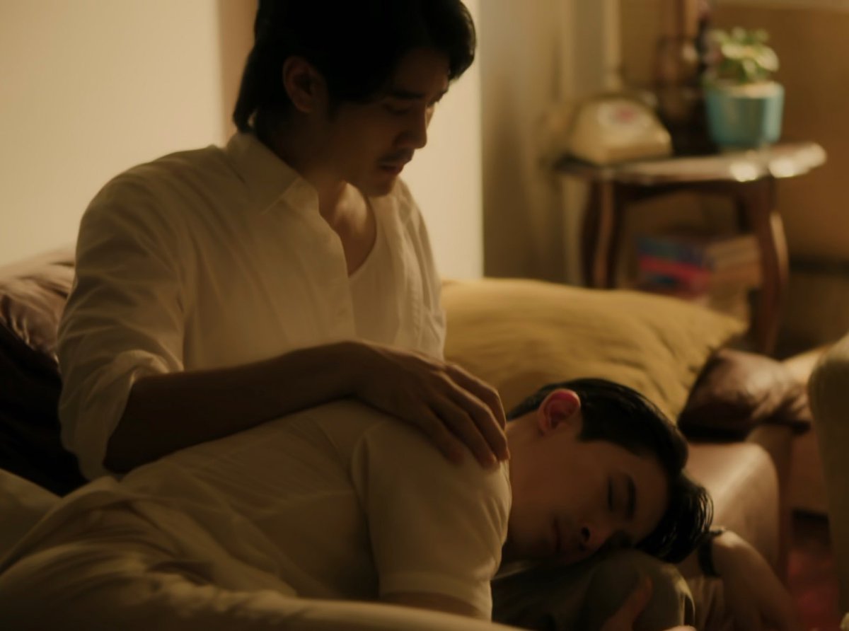 janeiizm's tweet image. ถ้าไกรเลิศกับณรันจบไม่สวยไม่สมหวัง อย่างน้อยฉันขอยกย่อง พันเอก ไกรเลิศ สุวรรณภาสน์ ให้เป็นบุคคลที่รักเมียที่สุดในโลก ไม่มีใครเทียบได้อีกแล้ว เขารักเมียทุกการกระทำ ภาษากายยันคำพูดคำจาคือบอกรักแบบตะโกนมาก ทั้งรักทั้งหลง ยอมหมด ทรงนี้กราบเมียเช้าเย็นชัวร์ไอ้เลิศเอ๊ย รักแกว่ะ 😭