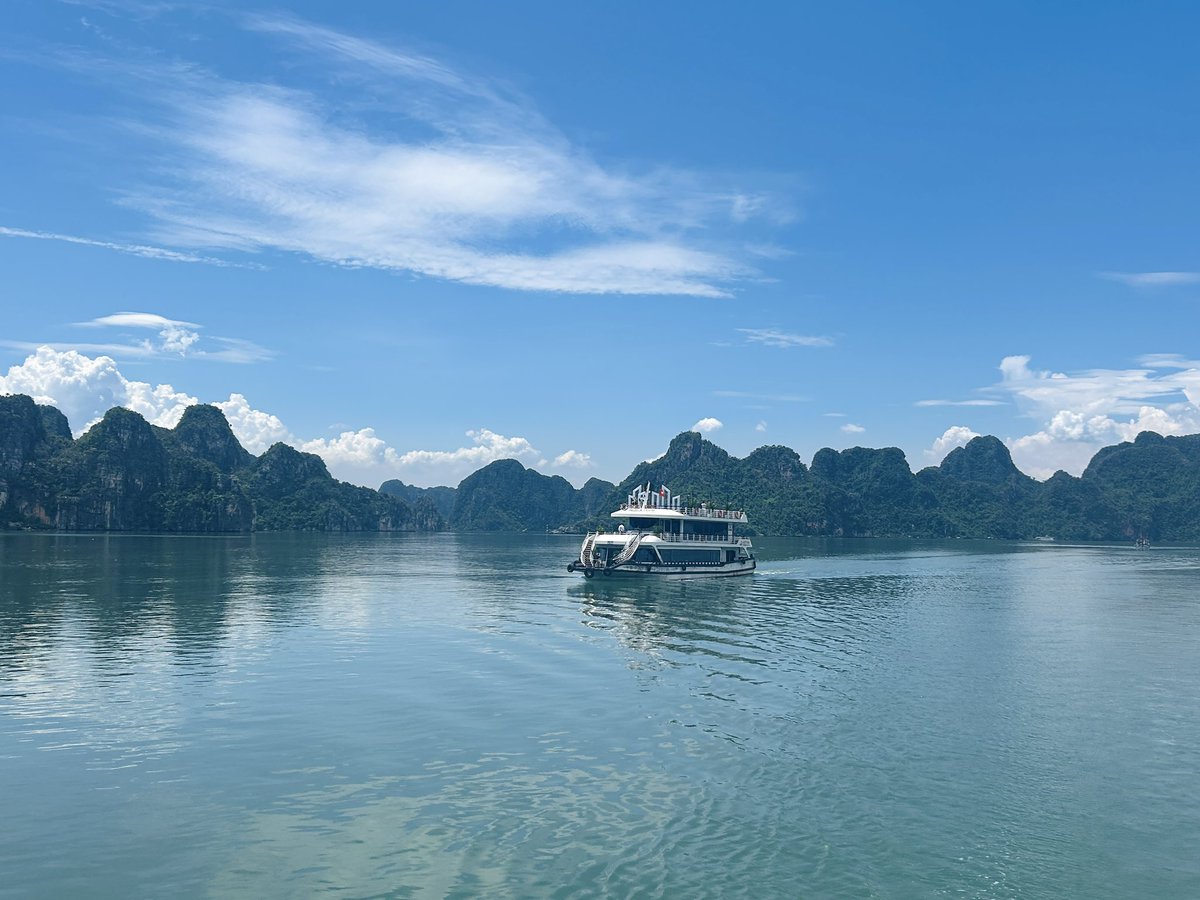 warashibe's tweet image. 3泊5日ベトナム旅行で使ったお金まとめ
（航空券/燃油代/諸税除く）

ホテル宿泊費（3泊） ¥17,151
チャーター空港送迎（4回） ¥6,294
ハロン湾クルーズ ¥6,415
飲食費（お酒含む） ¥5,362
おみやげ（バッチャン焼き） ¥4,944
おみやげ（お菓子や調味料） ¥3,223
アロママッサージ¥2,179

合計 ¥45,568