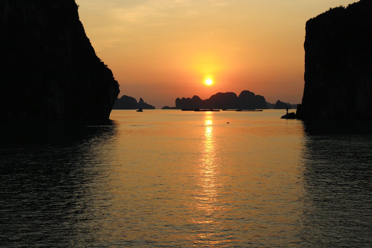 warashibe's tweet image. 3泊5日ベトナム旅行で使ったお金まとめ
（航空券/燃油代/諸税除く）

ホテル宿泊費（3泊） ¥17,151
チャーター空港送迎（4回） ¥6,294
ハロン湾クルーズ ¥6,415
飲食費（お酒含む） ¥5,362
おみやげ（バッチャン焼き） ¥4,944
おみやげ（お菓子や調味料） ¥3,223
アロママッサージ¥2,179

合計 ¥45,568