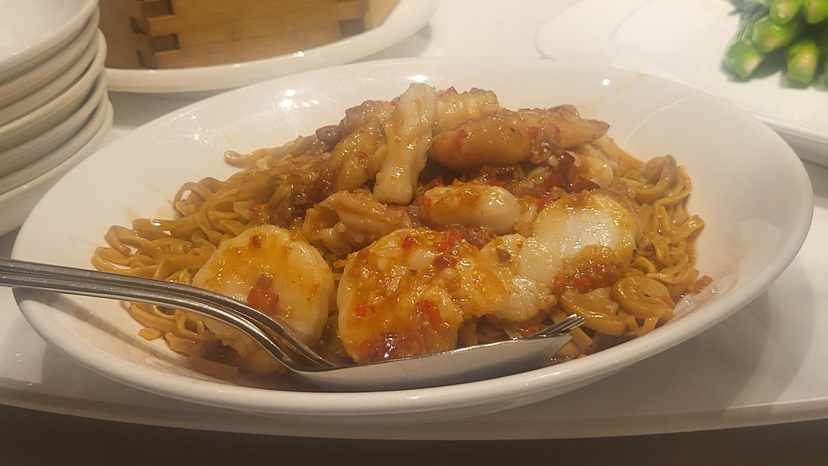 watarujin1110's tweet image. XO醬海鮮燜伊麵小550THB (VAT, ｻ料別)
#chefman@Surasak
販社近くの高級中華にお呼ばれ。麺は汁無し2種類なので海鮮系をセレクト。平打ち中太麺のツルシコ食感がとても好み♥️海老、烏賊、白身魚揚と海鮮たっぷり。他小籠包、酸辣湯、青菜炒め等。最後は炒飯。とても美味かった！
#らーめん
#バンコク