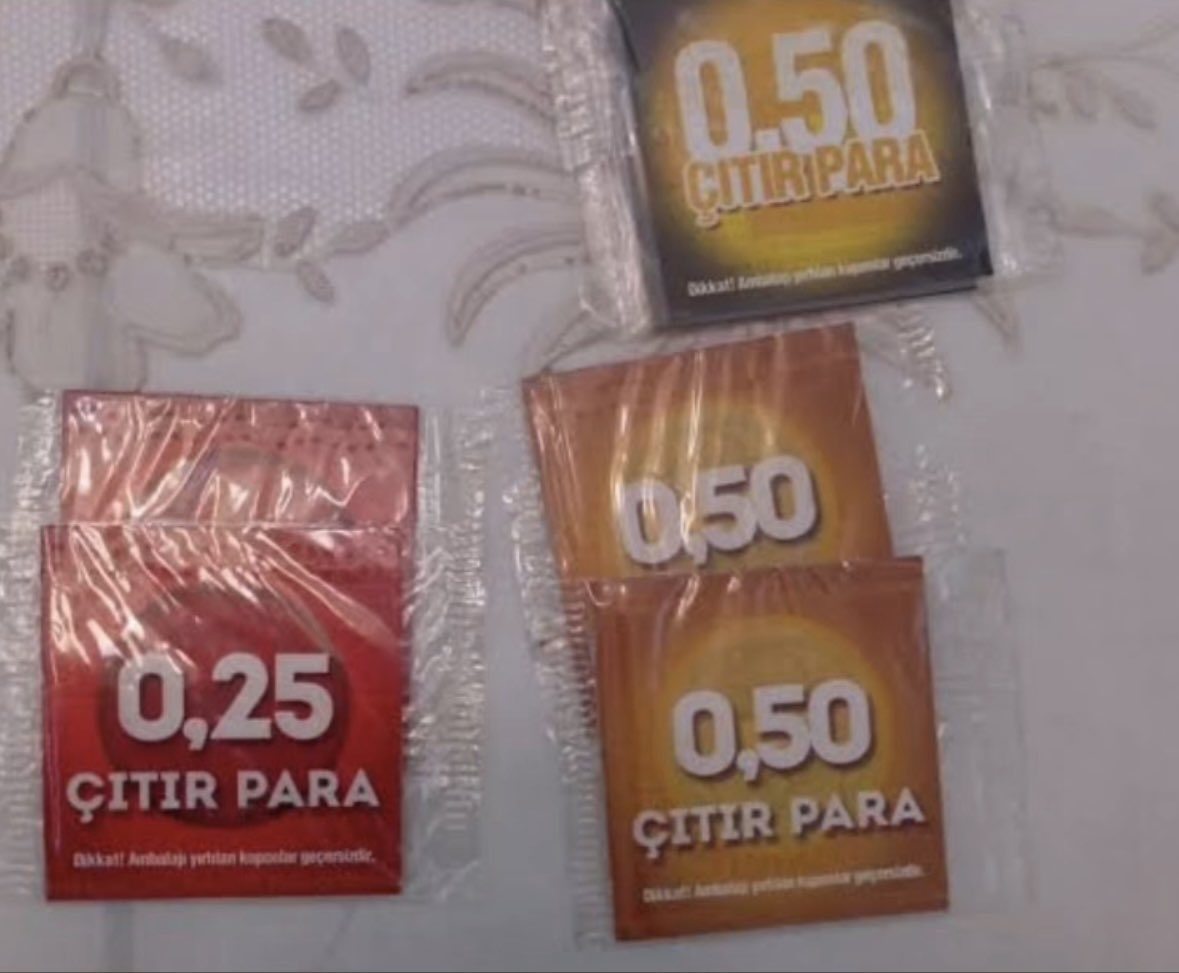 Bı kere şundan 100 çıtır para çıkmıştı dedik şunla gidelim bakkaldan komada alalım cips de alalım. O zamanlar sokağın başında arkadaşlarla cips kola yapmak süper bı ortamdı. Şeref  fakiri,ortam düşmanı PİÇ bakkal bu geçersiz demişti