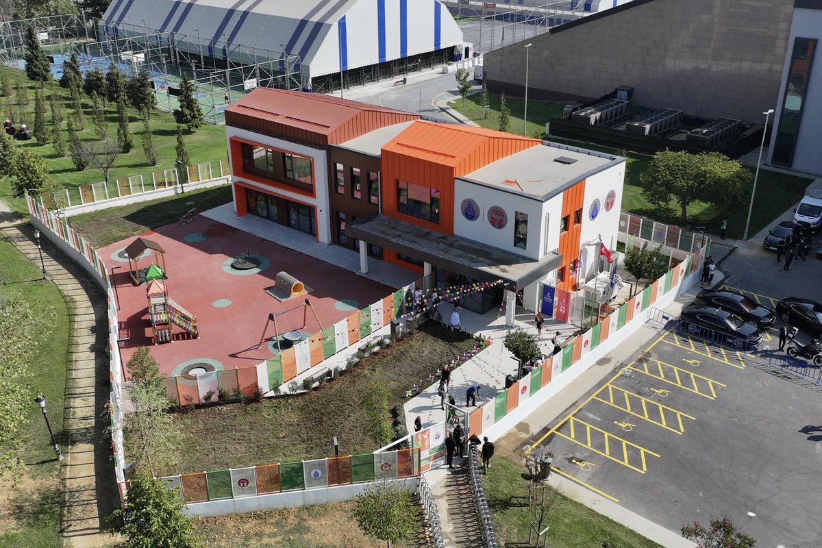 Çocukların eşit ve nitelikli eğitimle yarınlara hazırlanabilmesi, güvenle ve sevgiyle büyüyebilmesi için atılan her adım geleceğimiz için umut oluyor. Bugün, İBB’nin 16 yeni Yuvamız İstanbul Çocuk Etkinlik Merkezi’nin toplu açılışındaydık. İstanbul’daki 127 merkezle binlerce