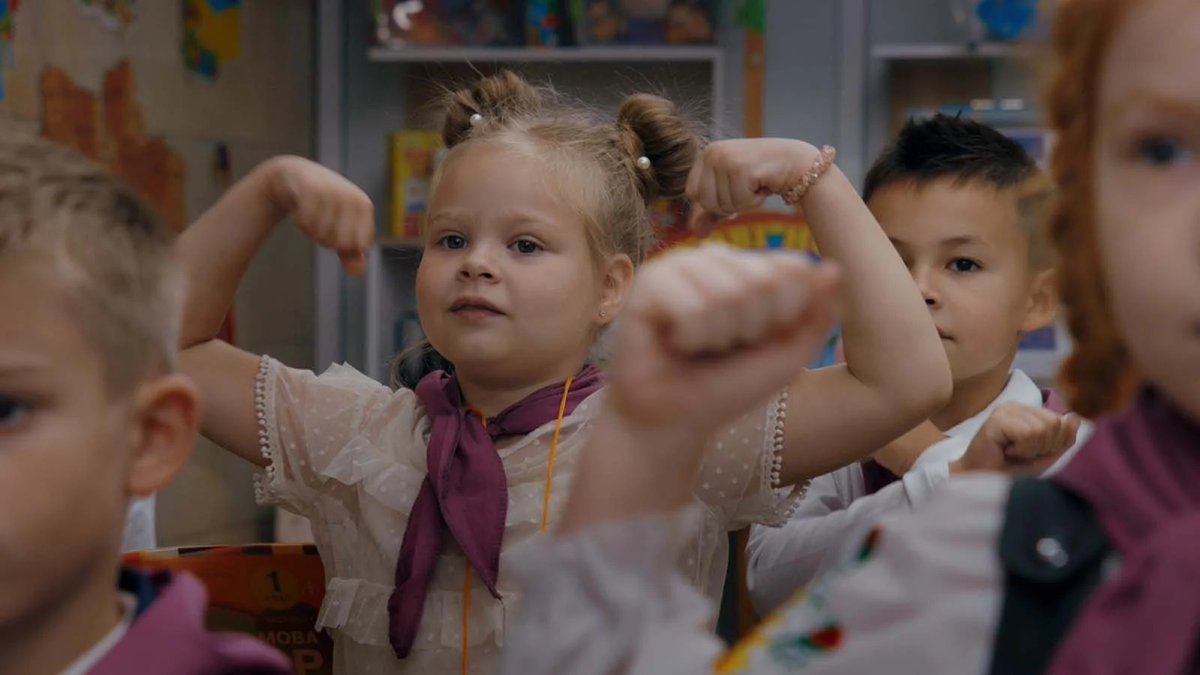 PREMIERES CLASSES, documentaire de Kateryna Gornostai, à partir d'aujourd'hui à l'Escurial.

En Ukraine, maintenir les écoles ouvertes est devenu un acte de résistance. L’apprentissage continue malgré les alertes, les coupures d’électricité et les menaces constantes...