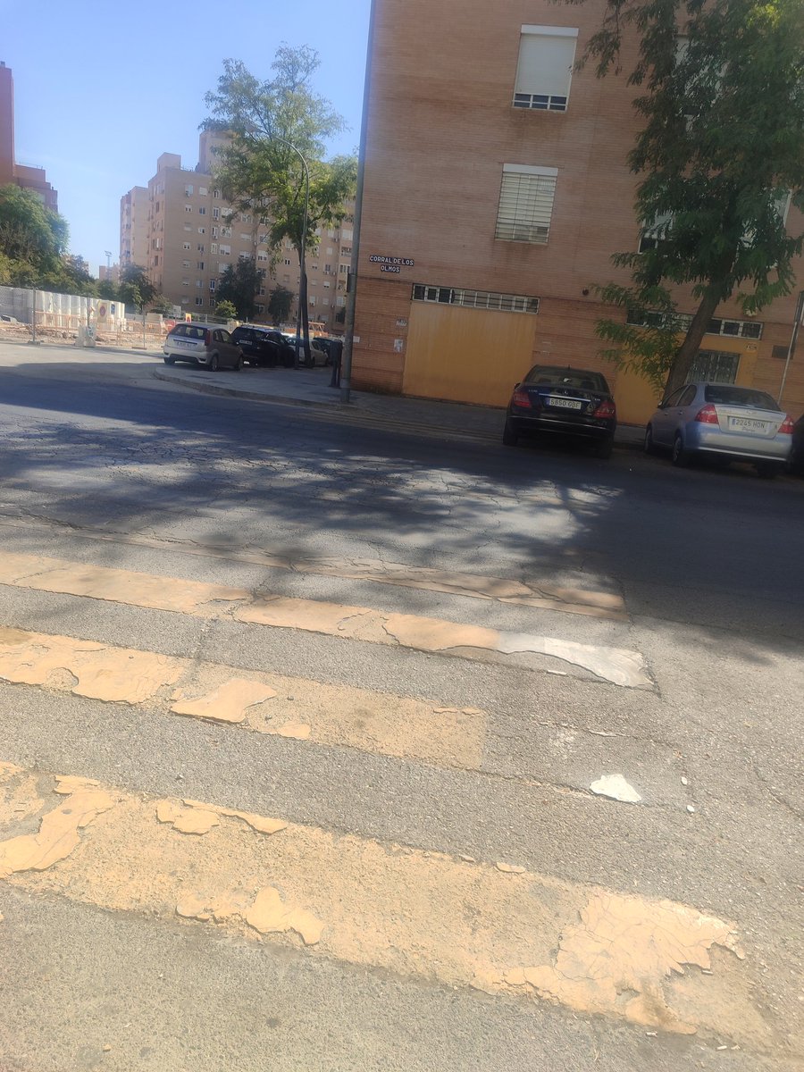 <a href="/Ayto_Sevilla/">Ayuntamiento de Sevilla</a> VUELTA AL COLE y así se encuentra el paso de peatones de Corral de los Olmos esquina Parque de Alcornocales en Pino Montano... Sin semáforo y sin pintura por obras del metro.
<a href="/jlsanzalcalde/">José Luis Sanz</a> <a href="/jdelarosa100/">Juan de la Rosa</a> va a ocurrir una desgracia, es paso a colegios!!!