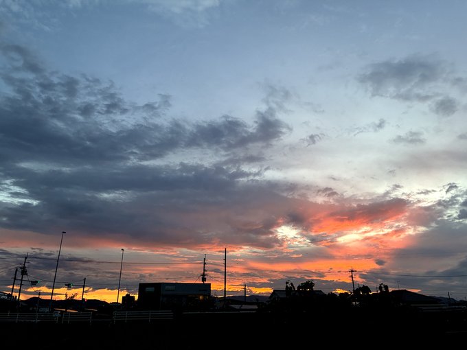 体調と相談しつつ三宮行きの準備中…とはいえ今回は行けてもあまりちゃんと準備できないかも。なぜなら最近は大体22時くらいには布団に入るから…。暑い時期に体調を崩すのは自分には珍しいことなのだけれど、もしかすると8月の疲れが末日に出てきていたのかなあ?とか思ったり。 