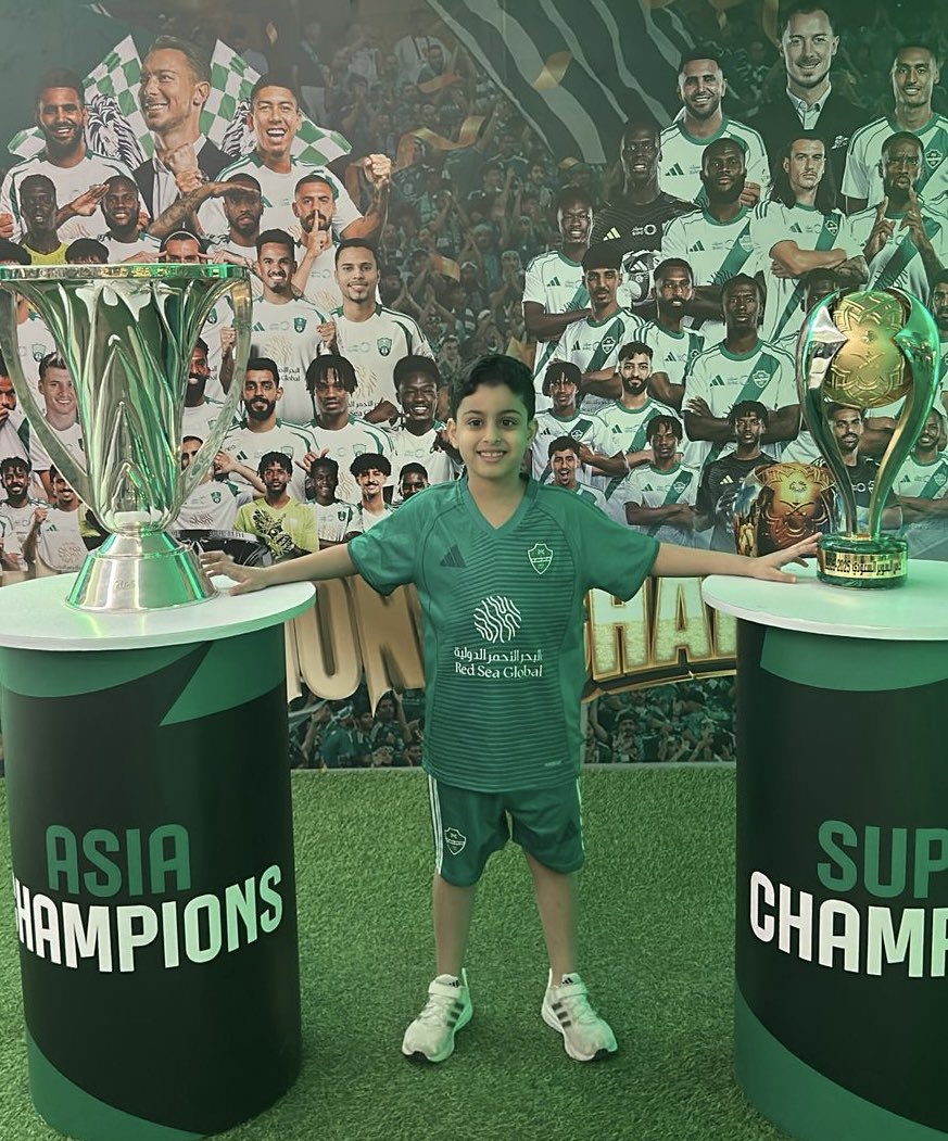 كريستيانو كان يحلم بالكأسين  🏆🏅🏆

وفي الآخر < آسر > يتصور معها🏆🤓🏆