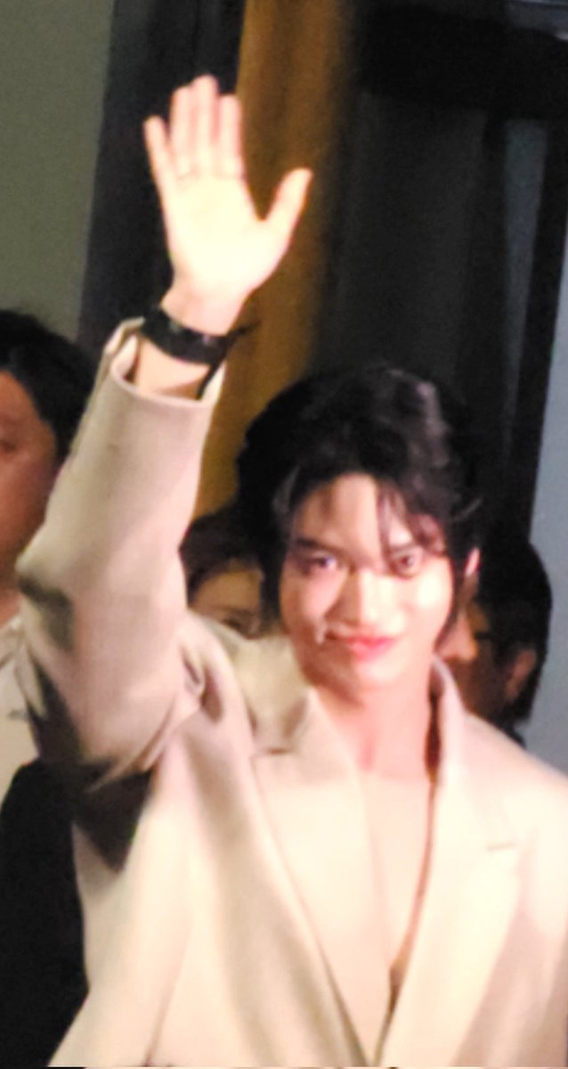 BcatcatB's tweet photo. Among all the celebrities,  Win is the only one who stepped forward and  greeted us 🥹🙏

It's short but we're grateful 🙏 

#AudemarsPiguet
#APHouseHK #AP150
#winmetawin
@winmetawin https://t.co/PjXNBJ1tf4