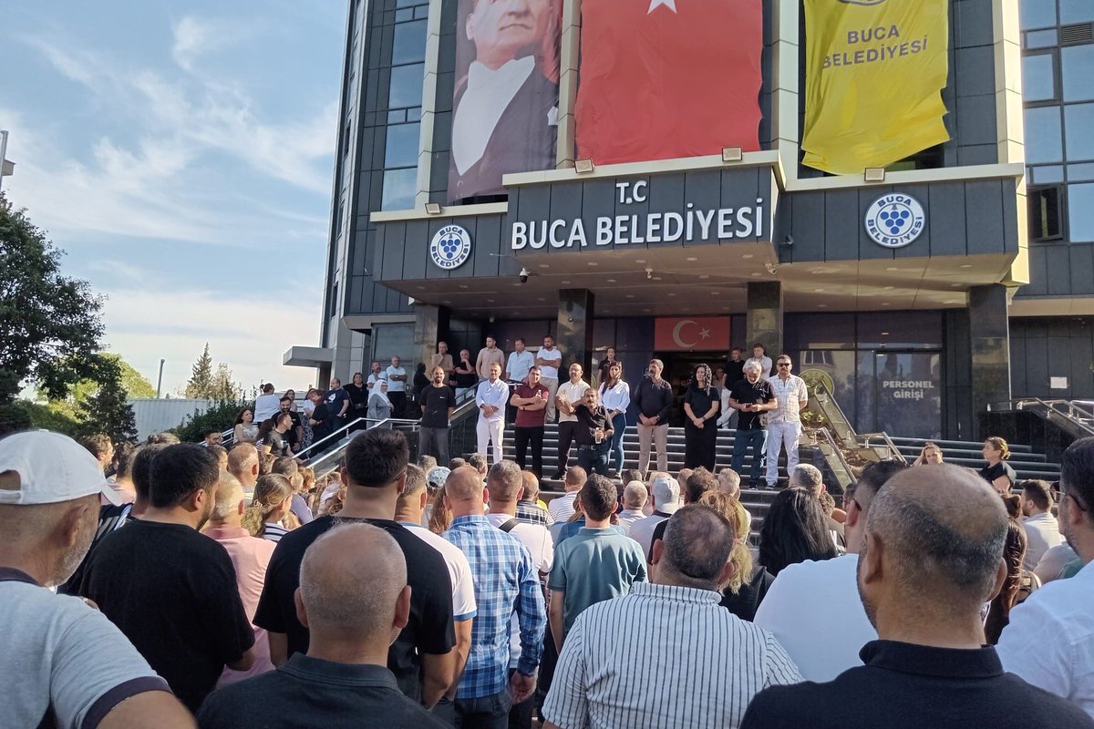 İzmir Buca Belediyesi çalışan işçiler, 3 aydır ödenmeyen maaşları ile 6 aydır ödenmeyen TİS farkı ve gıda yardımı için iş bırakarak belediye önünde direnişe geçti.