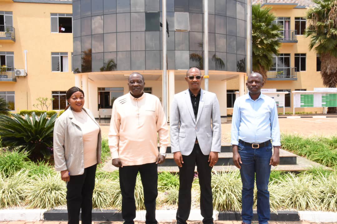 Uyu munsi, Umuyobozi w'Akarere wungirije <a href="/sekanyangeJL/">Sekanyange J.Leonard</a>  yakiriye mu biro Jean Marie Vianney Gatabazi, Komiseri muri <a href="/demobrwanda/">Rwanda Demobilisation and Reintegration Commission</a>  baganira uburyo bwo kurushaho kwita ku mibereho y'abahoze ari abasirikare. <a href="/RwandaLocalGov/">Ministry of Local Government | Rwanda</a> <a href="/RwandaEast/">𝐄𝐚𝐬𝐭𝐞𝐫𝐧 𝐏𝐫𝐨𝐯𝐢𝐧𝐜𝐞 | 𝐑𝐰𝐚𝐧𝐝𝐚</a>