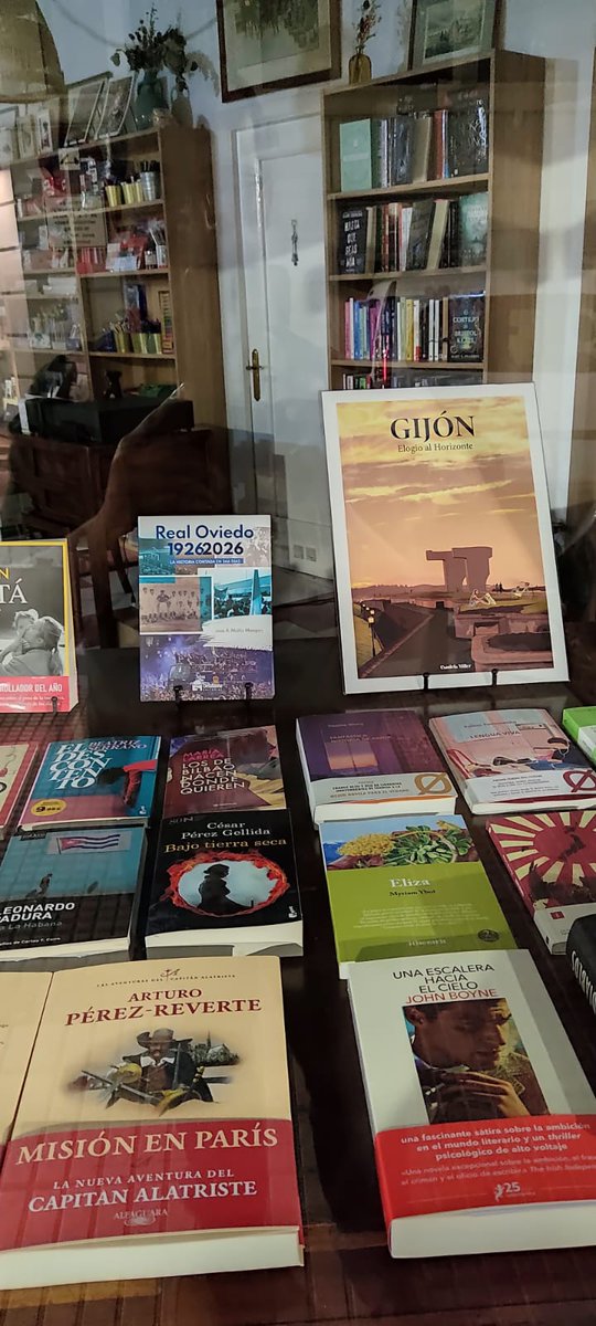 🧳 Qué sorpresa cuando lectoras amigas, durante sus vacaciones de verano, encuentran un libro  de #Itineraria mientras pasean.

Se trata del escaparate de la librería Momo de Gijón. Gracias a las librerías que apuestan por las editoriales independientes 🤍

#Eliza de <a href="/MyriamYbot/">myriam ybot</a>