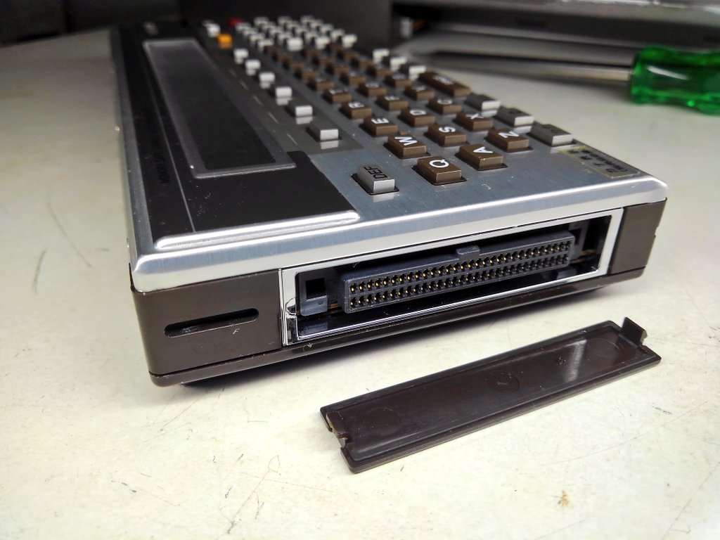 toshitada1973's tweet photo. PC-1500だよ。グラフィックもいける、頼れるアニキ。久しぶりに見たけど、分厚くてゴツいな…#PC1500 #CE150 https://t.co/wNMW3IQ1Pt