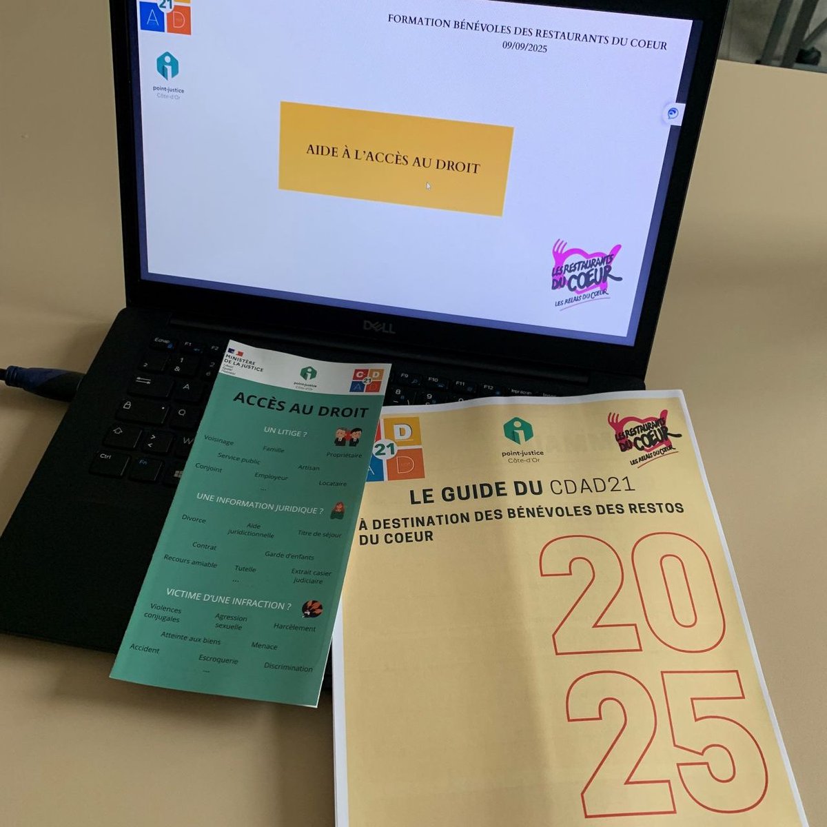 📝Ce mardi, le CDAD 21 a formé les bénévoles des Restos du Cœur afin de leur permettre d'orienter plus facilement les bénéficiaires dans leurs demandes ou démarches juridiques. 

✅Un moment d'échanges précieux !