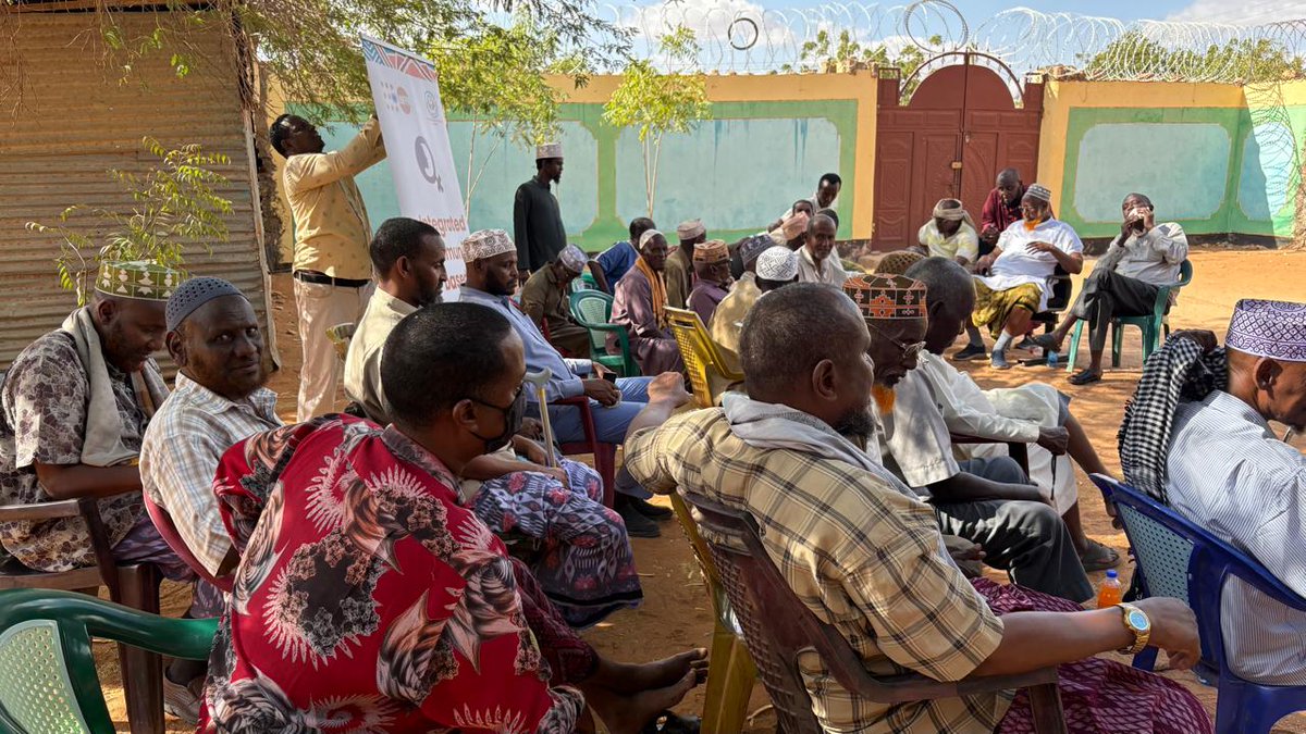 BsiKenya's tweet image. Community dialogue in Kamor Location.
💬 The people gathered at the Chief's office for an open discussion on  FGM and GBV supported by @UNFPAKen  &amp;amp; @GPtoEndFGM  joint program in Mandera County. 
#EndFgm 
#EndGBV 
#CommunityDialogue 
#ManderaCounty