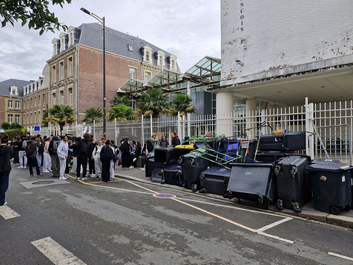 #Havre #BloquonsTout les lycéens du lycée François 1er bloquent l'accès à leur établissement.