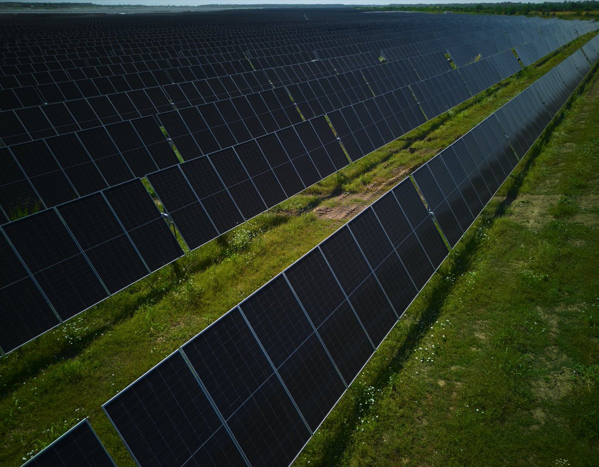 dri_energy's tweet photo. ☀️ Progress to celebrate at our 126MWp Vacaresti #solarpark in Romania, where we’ve now completed 100% of the PV panel installation! On track for commissioning this autumn, the project will increase DRI’s operational capacity in Romania to nearly 300MW.

Work on site continues at pace: 
🔹Trackers and inverters are complete
🔹The main transformer is installed
🔹Connection works are nearly finished
🔹Commissioning of the solar fields has begun and is progressing on schedule

✔️ We are also proud to mark 200 days without any work-related injuries. At #DRI, safety is our priority, and this milestone reflects the high standards we uphold to ensure a workplace where everyone feels secure and can focus on what matters.

This momentum follows last month’s €60 million syndicated financing — our first certified #greenloan, led by UniCredit and Garanti BBVA. ➡️ https://t.co/ozsKSVSydJ