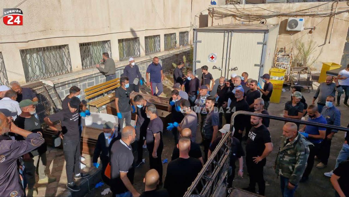 السويداء | الوداع يملأ ساحات المشفى خلال تشييع 16 شهيداً بدفعة جديدة 

شيّع أهالي السويداء، صباح اليوم الأربعاء العاشر من شهر أيلول، جثامين 16 شهيداً من أبناء المحافظة، بعد وصولها يوم أمس الثلاثاء إلى المشفى الوطني عبر فرق الهلال الأحمر، قادمة من مستشفيات دمشق حيث كانت محتجزة منذ