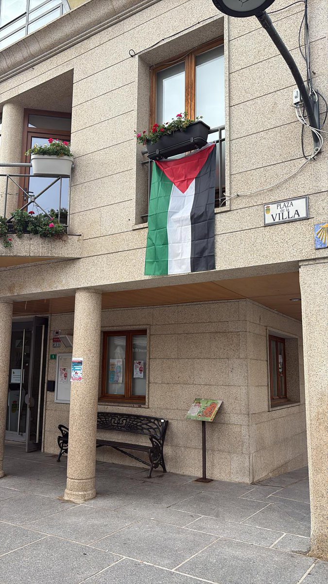 Vox_SotoDelReal's tweet photo. Desde el Grupo Municipal @vox_sotodelreal hemos solicitado formalmente la retirada de la bandera palestina que se ha colocado en la fachada del ayuntamiento 🏫 por vulnerar el principio de neutralidad institucional, consagrado en el artículo 103.1 de la Constitución Española 🇪🇸. https://t.co/9LBCskjW4Q