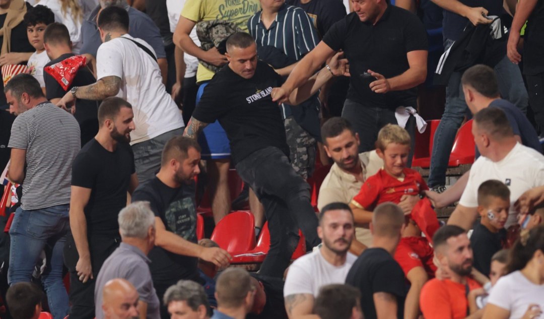 🇷🇸❌Violence took over on the Serbia stadium last night, as even kids were not spared from the turmoil that spilled from political backlash 

🇷🇸🇦🇱UEFA is seriously considering to play the match against Albania behind closed doors 

England beat Serbia 5-0🏴󠁧󠁢󠁥󠁮󠁧󠁿