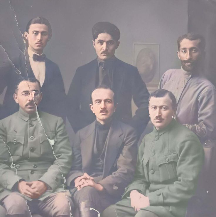 Günün sözü 105 yıl önce bugün Anadolu tarihindeki ilk Komünist partinin kurucusu yoldaş Mustafa Suphi'den:

"Münevver ve inkılâpçı gençlerimiz, beyaz yakalı frenk gömleklerini ve parlak kılınçlarını omuzlarından atarak eli nasırlı mazlum halkımızın arasına girerler ve Komünist