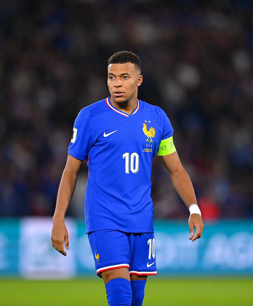 ActuFoot_'s tweet image. 🚨 « 𝗭𝗜𝗗𝗔𝗡𝗘 🇫🇷 𝗖’𝗘𝗦𝗧 𝗨𝗡𝗘 𝗛𝗜𝗦𝗧𝗢𝗜𝗥𝗘 𝗤𝗨𝗜 𝗡’𝗔𝗥𝗥𝗜𝗩𝗘 𝗤𝗨’𝗨𝗡𝗘 𝗙𝗢𝗜𝗦. » 

Kylian Mbappé estime ZZ comme 𝗟𝗘 𝗿𝗲𝗽𝗿𝗲́𝘀𝗲𝗻𝘁𝗮𝗻𝘁 𝗱𝘂 𝗳𝗼𝗼𝘁𝗯𝗮𝗹𝗹 𝗳𝗿𝗮𝗻𝗰̧𝗮𝗶𝘀 : 

« 𝗟𝗨𝗜, 𝗖’𝗘𝗦𝗧 𝗟𝗘 𝗦𝗘𝗨𝗟 𝗗𝗔𝗡𝗦 𝗟’𝗛𝗜𝗦𝗧𝗢𝗜𝗥𝗘 𝗗𝗨…