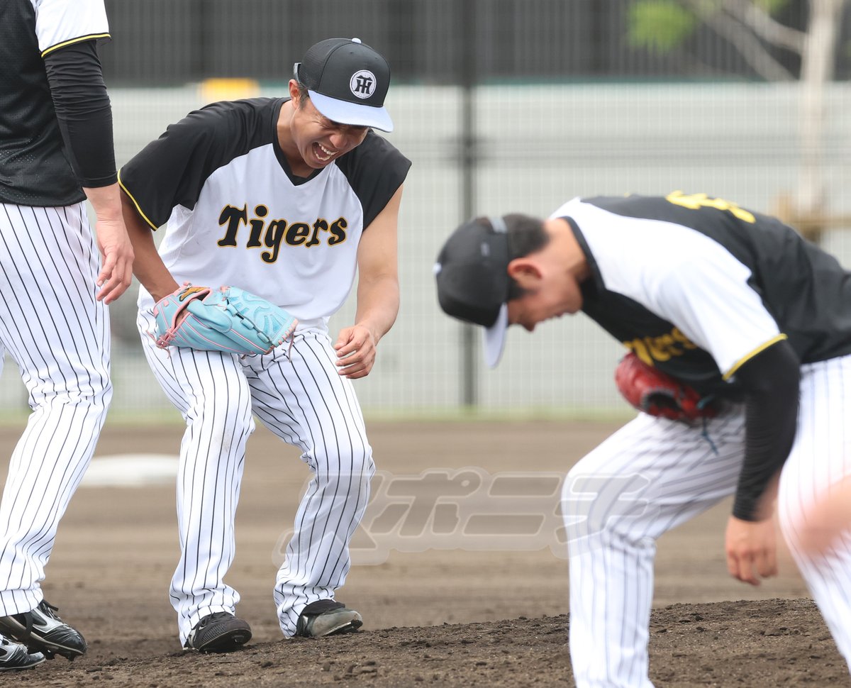 Sponichi_Tphoto's tweet photo. ウエスタン・リーグより
笑いをこらえてちょっと変な顔になってしまう #岡留英貴 選手と大爆笑の #島本浩也 選手 https://t.co/CzEnAhANeL