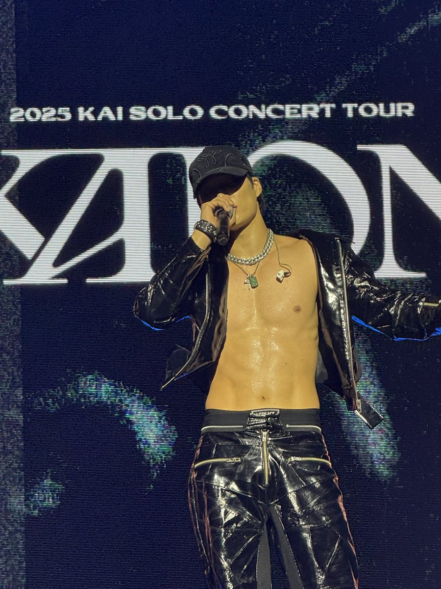 zaynsingles's tweet photo. pueden creerlo q YO le tome estas fotos 😭😭😭

#KAIONinMexico https://t.co/LBcH99r4sd