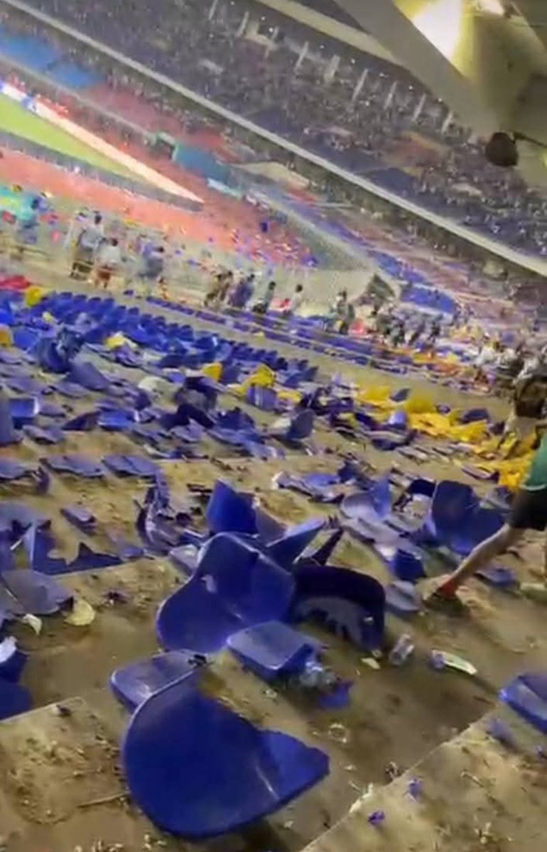 fortunepn1's tweet photo. À cause d’un match perdu, on détruit notre propre patrimoine. Et demain, on criera au manque de développement… alors qu’on incarne nous-mêmes le sous-développement. Triste réalité.

#RDC #Football #Patrimoine #StopVandalisme #ResponsabilitéCitoyenne #agirpourlardc https://t.co/39cTOR5QZv