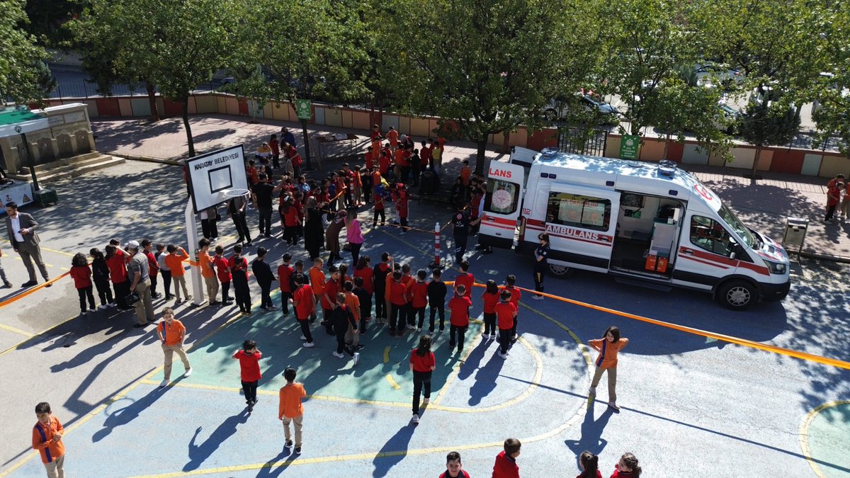 Geleceğimizin teminatı çocuklarımızın sağlıklı yaşam alışkanlıkları kazanmaları, sağlık konularında bilgi düzeylerini ve farkındalıklarını artırmak amacıyla Karatay İzzet Bezirci İlkokulu’nda “Sağlıklı Çocuk, Sağlıklı Gelecek” etkinliği gerçekleştirildi.