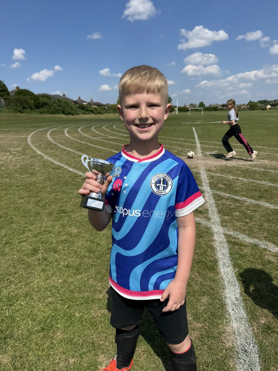 thereallytall1's tweet photo. #TentacleTeams @OctopusEnergy  Leo rocking his man of the match award this week.  Please ignore Mia photo bombing in the back ground ! 🤦🏻‍♂️ Bramley Sunnyside U7’s . https://t.co/dof7zGjyEa