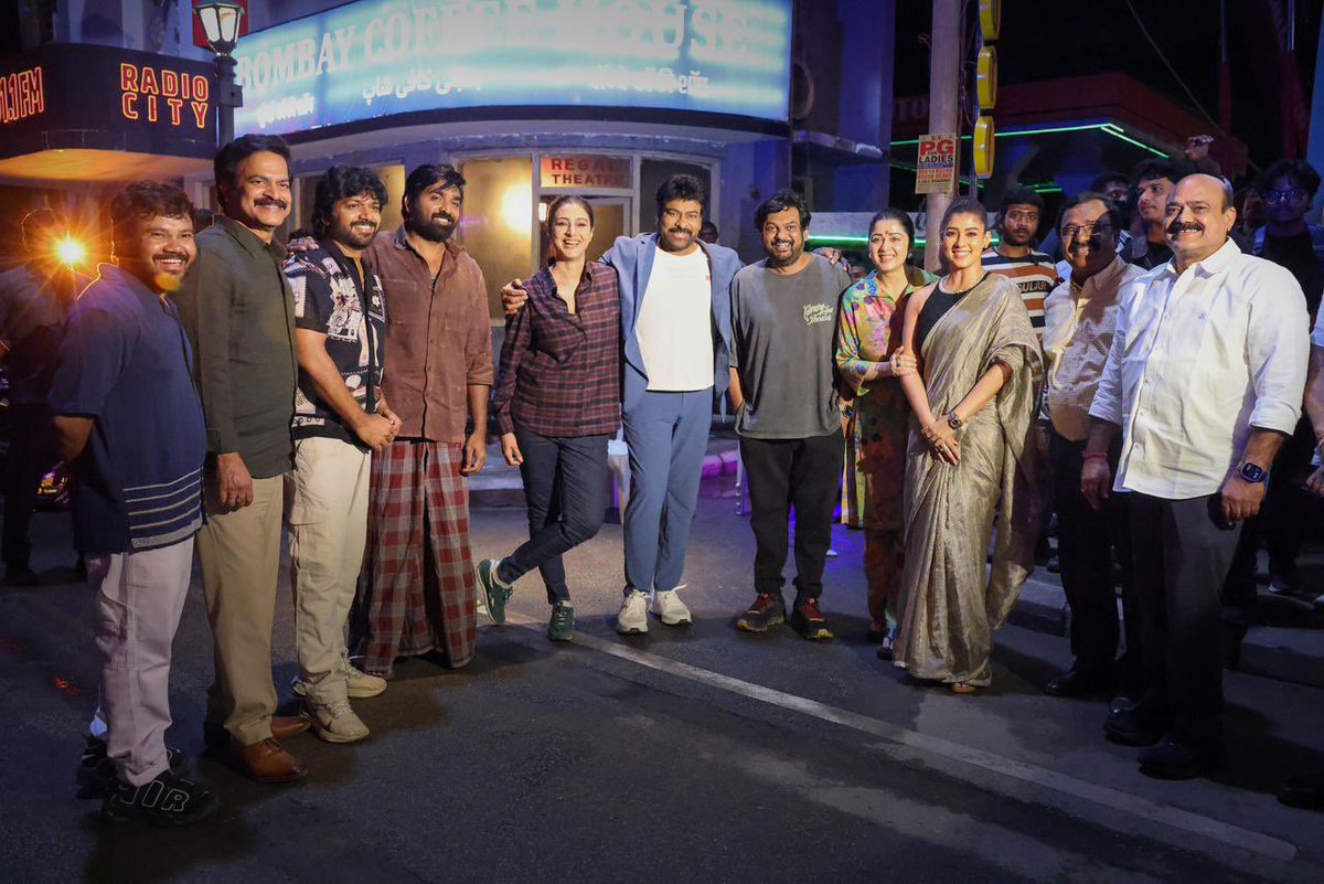 mrcinemaaa's tweet photo. Team #PuriSethupathi with the team of @KChiruTweets ‘s #ManaShankaraVaraPrasadGaru on the sets!
#MegaStarChiranjeevi #AnilRavipudi #Nayanthara #PuriJagannadh #VijaySethupathi #Tabu #Charmee https://t.co/jTQhbsdE78