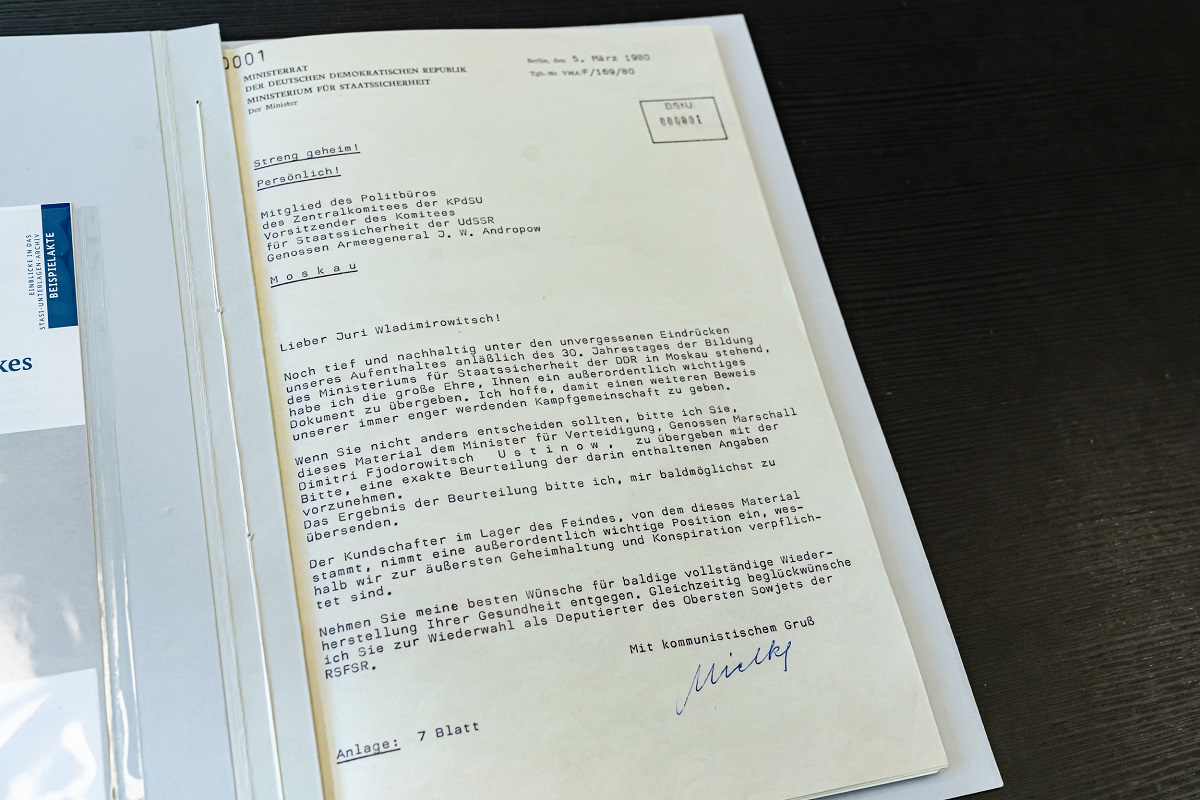 StasiArchiv's tweet image. Briefwechsel zwischen #MfS &amp;amp; #KGB: Stasi-Minister Erich Mielke tauschte sich regelmäßig per Brief mit dem KGB aus. Dazu gehörten auch „Informationsgeschenke", Spionageinformationen aus der Wirtschafts- &amp;amp; Militärspionage. Mehr in der #Beispielaktensammlung
einblick-ins-geheime.de/de/beispielakt…