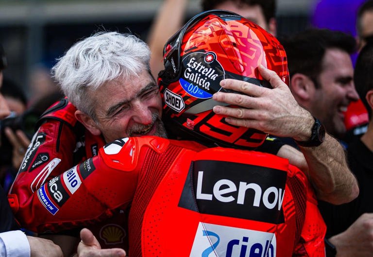 È ROSSO.

"Nel 2010 un giovane Marc Márquez alzava al cielo il titolo mondiale 125cc. Dietro quella vittoria c’era anche la mano di Gigi Dall’Igna, allora in Aprilia. Da quel giorno, tra il talento più puro e la mente più geniale del paddock nacque un filo invisibile: rispetto