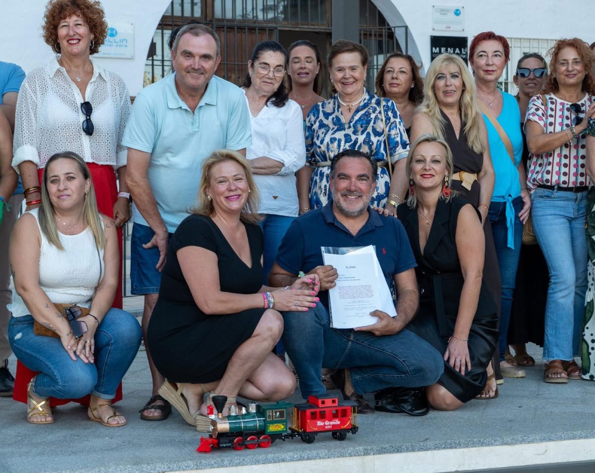 La Plaza Mayor de Pueblo Nuevo de Guadiaro acogió la presentación del guion del próximo cortometraje del sanroqueño Miguel Caneco, que se titulará “El viaje”. El filme es un homenaje a dos grandes del cine español: Luis García Berlanga y Mario Camus.
sanroque.es/content/miguel…