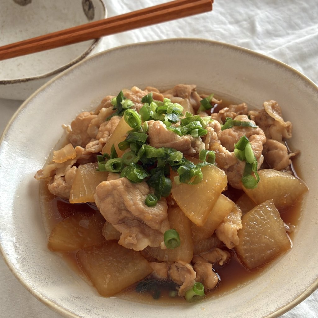 Sakichan1230's tweet photo. 母に教わってから何十年と作り続けている煮物「しみしみ豚こま大根」
大根はレンチンで下茹でしてから煮るから短時間で味がしみて美味しい〜🤤 https://t.co/XfQCaq1TW4