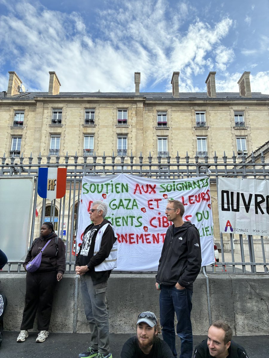 Grèves, rassemblements, blocages, etc. : des dizaines d’actions sont prévues à #Paris 🇫🇷  pour #BloquonsTout.

➡️  À hôpital de #Tenon, dans l’est, une partie du personnel est en grève. Ils dénoncent les coupes budgétaires et la dégradation de leurs conditions de travail.
#F24