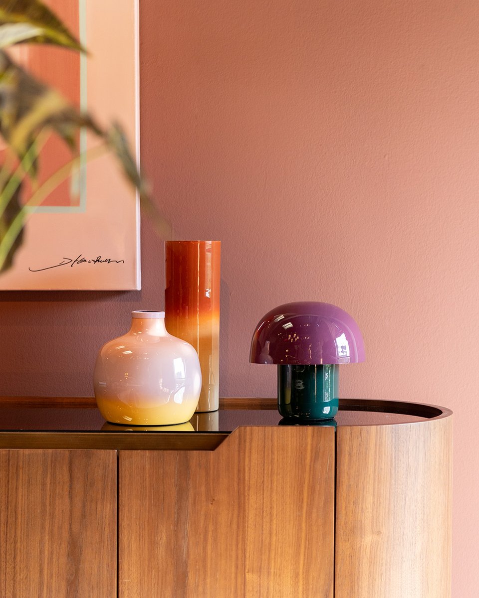 KareFrance's tweet image. 🌞 Commencez la journée avec une touche de couleur et de douceur. Cette lampe et ces vases au design unique apportent chaleur et vitalité à votre intérieur. Un vrai coup de peps pour vos matins !

#DécoDesign #LampeDesign #InspirationMaison #CouleursVives #ObjetsDéco