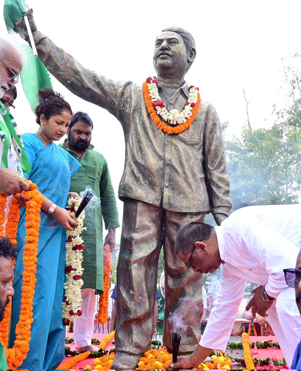 झारखण्ड आंदोलन के अगुवा नेता, महान क्रांतिकारी और योद्धा, मेरे मार्गदर्शक आदरणीय दादा स्व दुर्गा सोरेन जी की जयंती पर शत-शत नमन। झारखण्ड आंदोलन और राज्य निर्माण में आपका योगदान सभी को हमेशा प्रेरित करता रहेगा।

वीर दुर्गा सोरेन अमर रहें!
झारखण्ड के वीर आंदोलनकारी अमर रहें!
जय