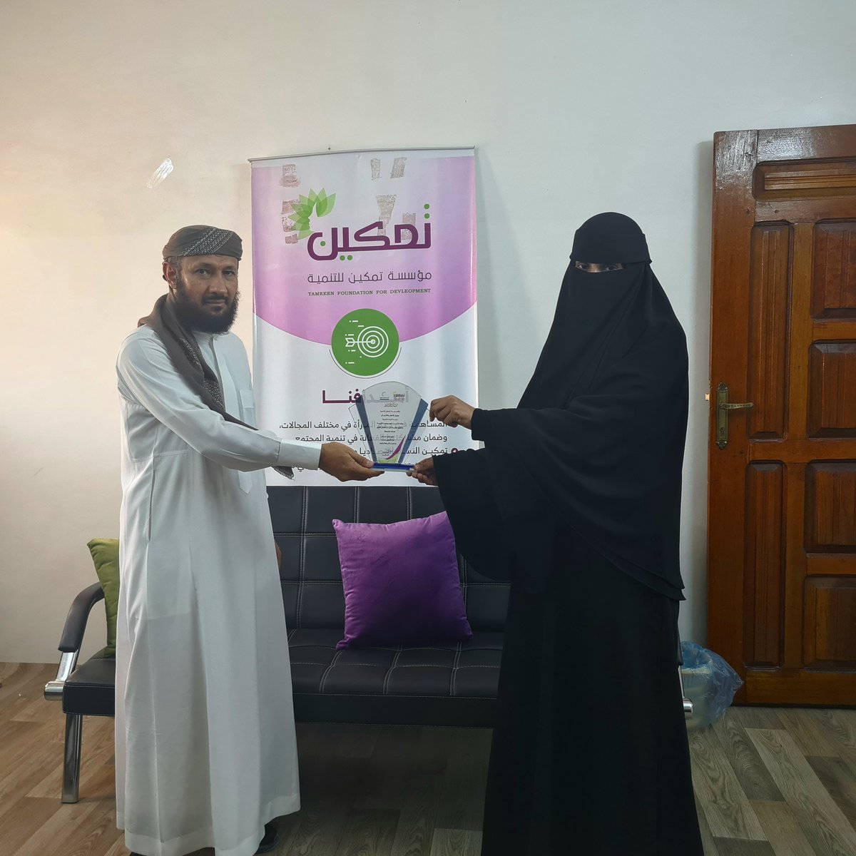 tamkeen_ye's tweet photo. ضمن احتفالها بالذكرى الخامسة لتأسيسها، كرمت مؤسسة تمكين للتنمية صباح اليوم في سيئون مؤسسة ثمرات للتنمية بدرع تقدير، تثمينًا لدورها في دعم أنشطة مؤسسة تمكين وتعزيز الشراكة بين المؤسستين.
#مؤسسة_تمكين_للتنمية #حضرموت #سيئون #تمكين_المرأة #Yemen #Hadramout https://t.co/eWPleaOyQg