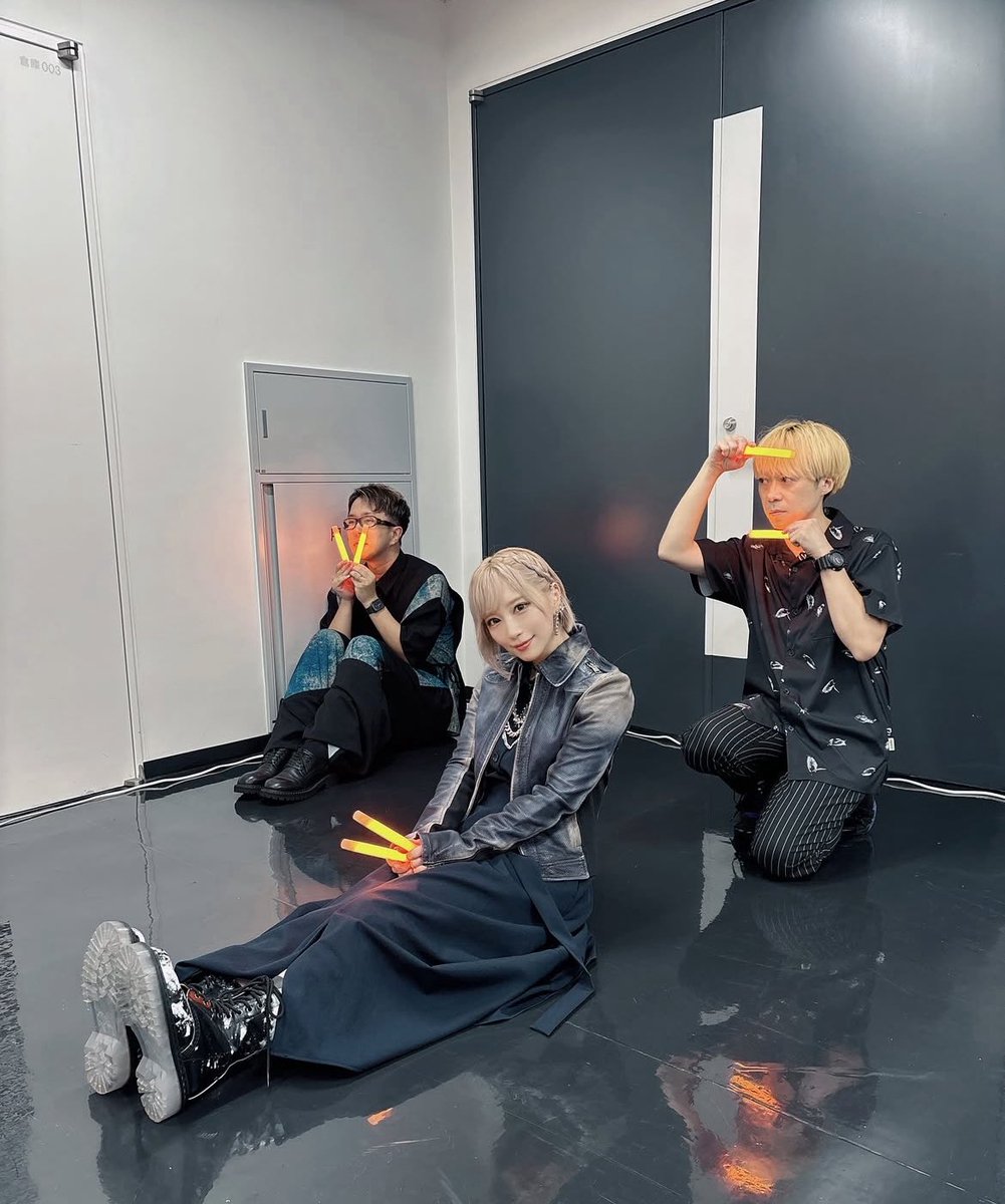 ReoNa履いてるこのブーツどこのやろ？

ドクターマーチンよく履いてるけどマーチンではこの柄見た事ないしなぁ〜
昔のやつなのか？
それとも既製品をいじってる？

#ReoNa