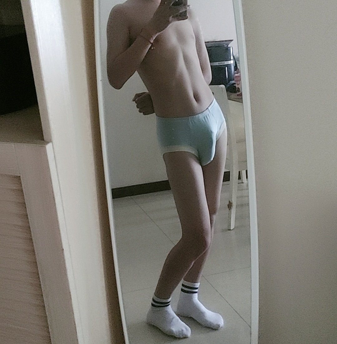 看样子很久没更新了但是最近也没有拍什么好康的东西所以顺手拍一下（x）
#可爱的男孩子