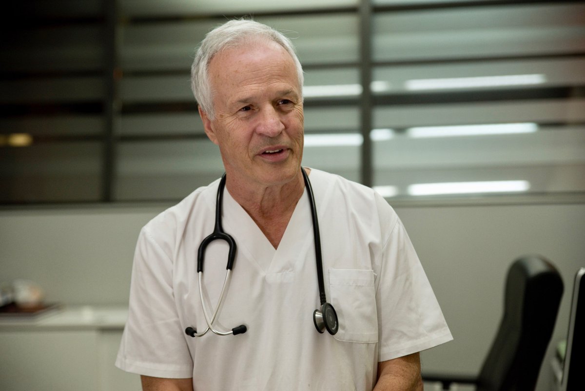 avericum's tweet image. Con profunda tristeza compartimos la noticia del fallecimiento del Dr. Juan Betancor, nefrólogo de Avericum. Acompañamos en el dolor a su familia y seres queridos. Su legado permanecerá vivo en cada persona a la que ayudó y en la inspiración que nos deja. 
Descansa en paz, Juan.