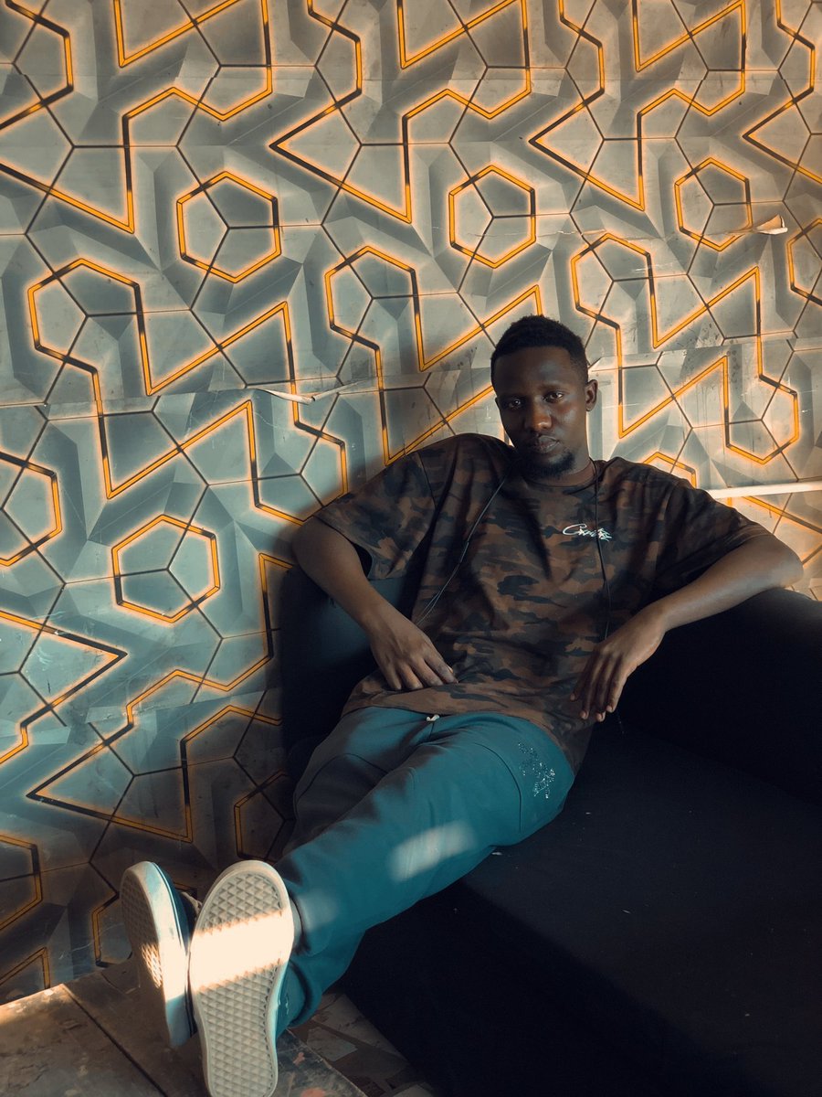 this guy goes by the name of Nonzo, he is a great artist. 
check out his newly released song. 

youtu.be/sl3occXs2Zg?si…