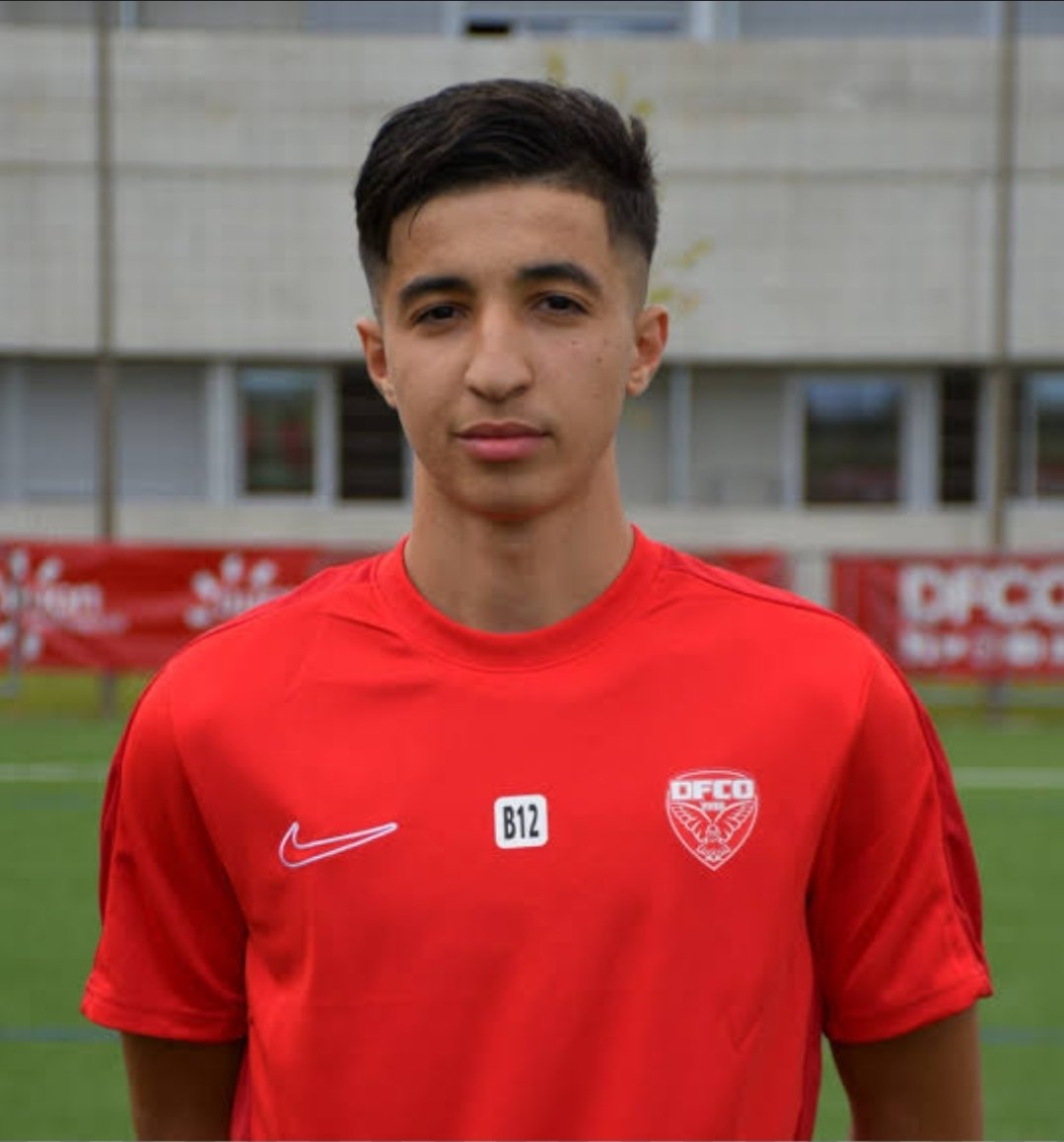Hatem Mimoune

Dijon akamisinde 18 yaşındaki parlak çocuk top tekniği yüksek sol ayaklı hücumda çok yönlü ve oldukça üretken bir ofansif orta saha ve diğer cezayirli göçmenler gibi kıvrak bileklere sahip.