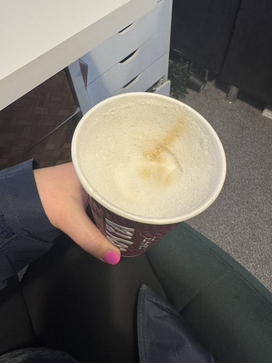 Jayann2244's tweet photo. Come on @CostaCoffee pay full a large and get a small #costacoffee #doneoutofcaffine https://t.co/colPskWA8v
