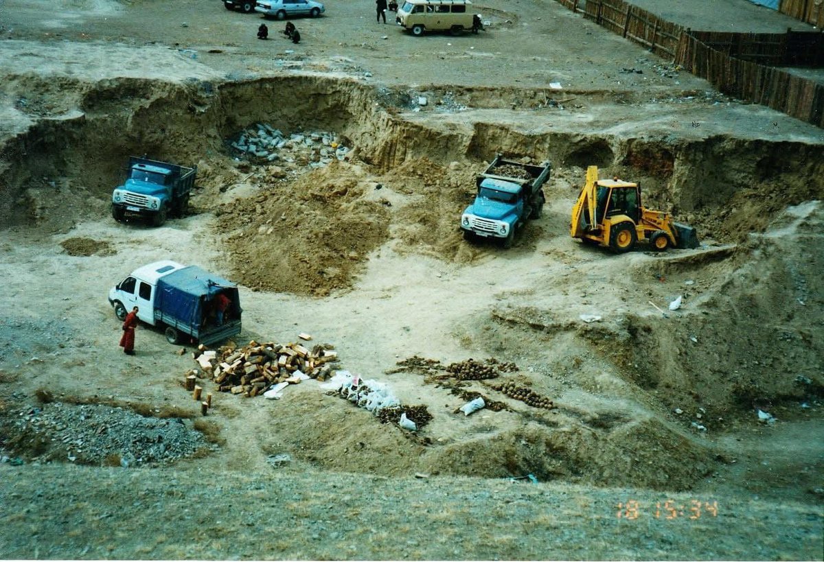 Өнөөдөр гадны дарамт шахалтаар зохиомол хилс хэрэгт хэлмэгдэгсдийн дурсгалыг хүндэтгэх өдөр.
1937 онд эхэлсэн гашуун хар шуурганд өртөөгүй Монгол айл өрх, гал голомт бараг байхгүй байх
Дахин ийм гутамшигт гашуун зовлон бүү тохиог.🙏🙏🙏