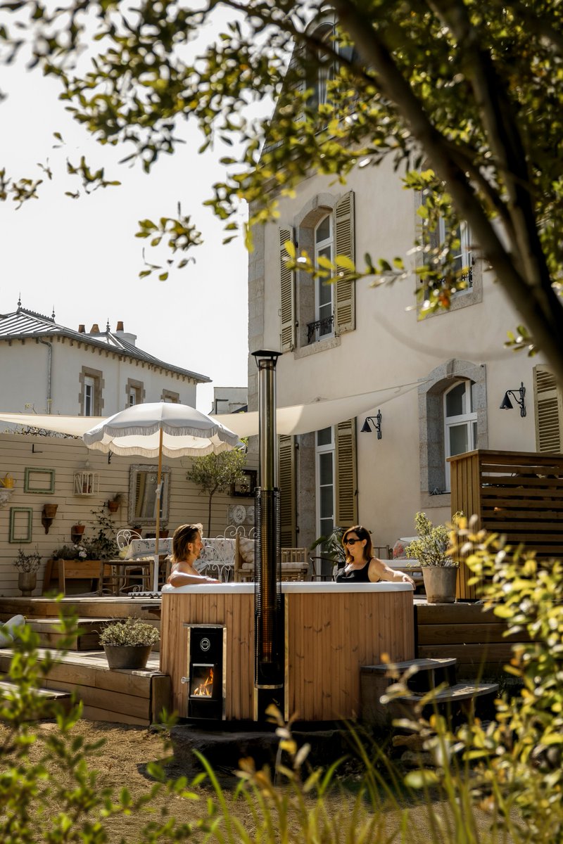 SkargardsHottub's tweet photo. What used to be a mundane outdoor area has been transformed into a veritable oasis over the past few weeks.
With a mix of love, new ideas and craftsmanship, Floriane and her husband have redesigned their terrace for relaxation and cosiness. It’s a welcome escape from hectic everyday life – whether enjoyed alone, as a couple or with friends.